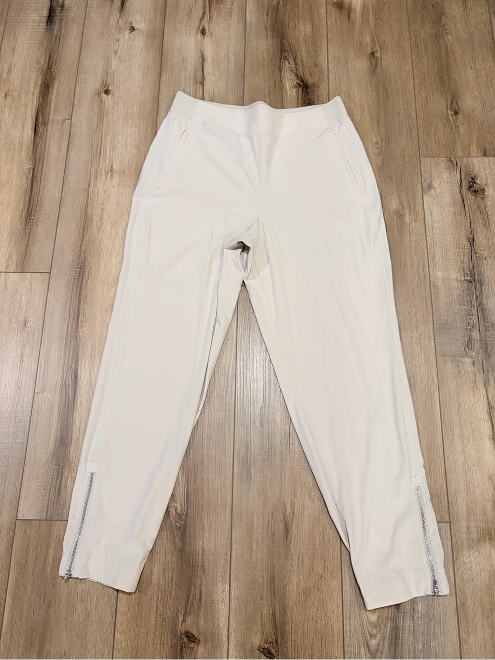 Athleta Beige Stretch Ankle Pants 8 Zip Hem Quiet Luxury Gorpcore Sporty Chic - Picture 10 of 14